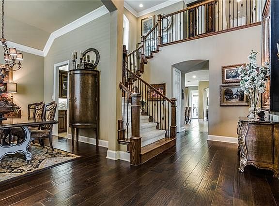 5th image of 801 Essex Dr