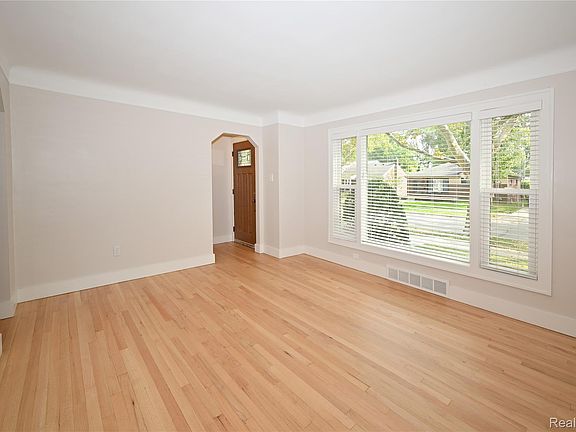 3rd image of 1526 E Melton Rd