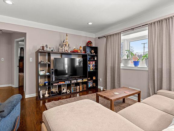 4th image of 32511 Sandra Ln