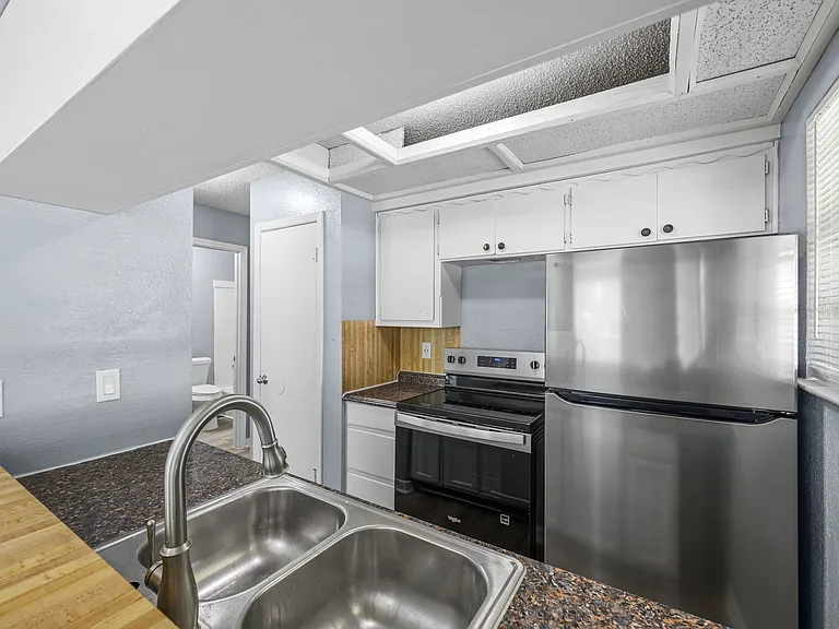 204 Northcrest Cir #D — Photo 8