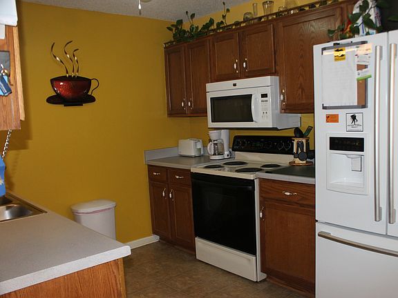 Kitchen lots of cabinets