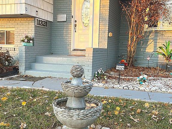 Waterfeature in front