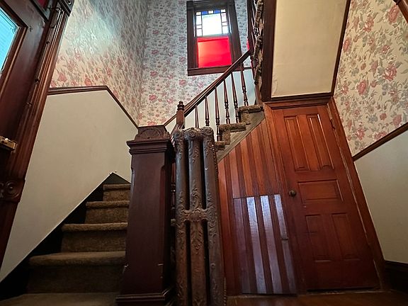 5th image of 115 E Elm St