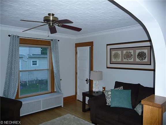 5th image of 584 S Broadway St