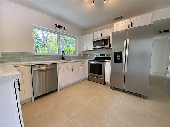 2nd image of 220 Johnston Rd #B
