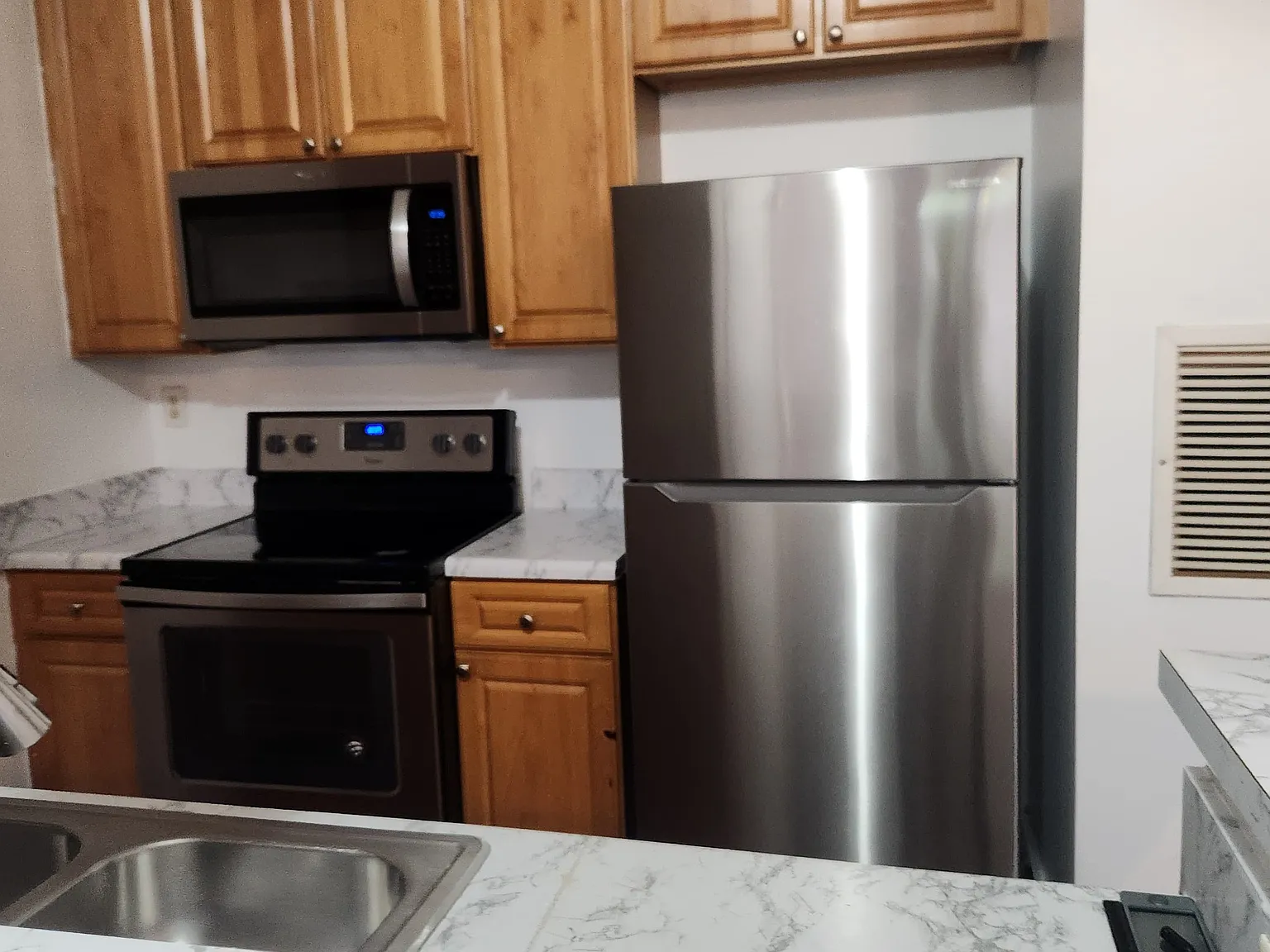 1 bed, 900 sqft, $1,300 — Photo 4