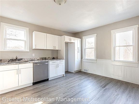 4th image of 2805 Queen Ave #Up
