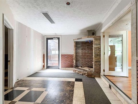 4th image of 2340 Chestnut Log Loop