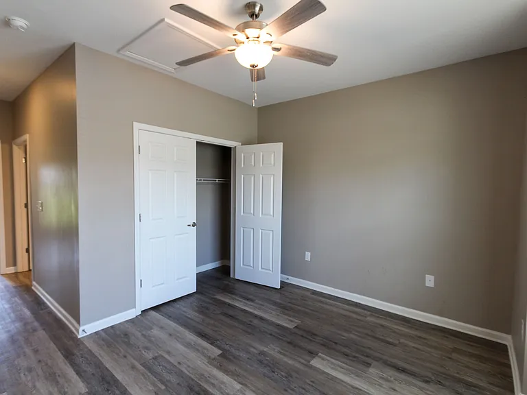 South Oak Apartments — Photo 12