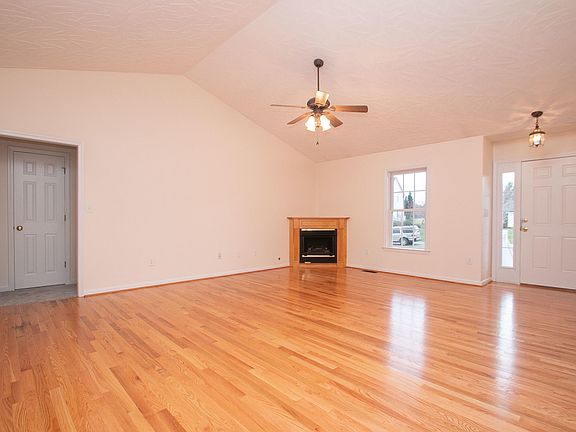 2nd image of 409 Brookfield Ln