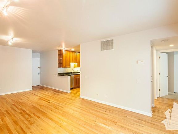 4th image of 2045 N Larrabee St #8309