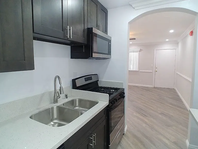 Edgemont Apts — Photo 40
