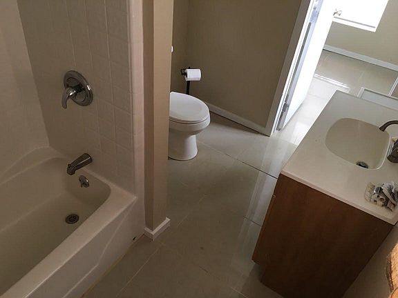 4th image of 811 Dallas St