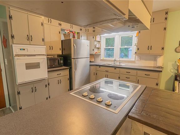5th image of 900 E 12th St