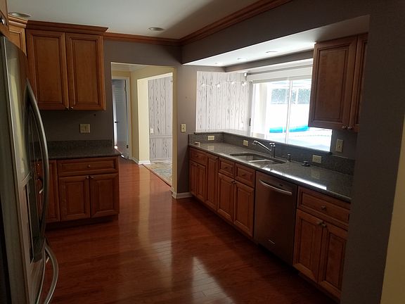 4th image of 867 Lakeside Dr