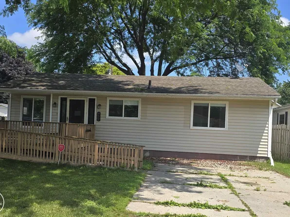 952 Liberty St, Algonac, MI 48001