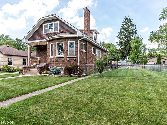 2nd image of 834 Woodlawn Ave