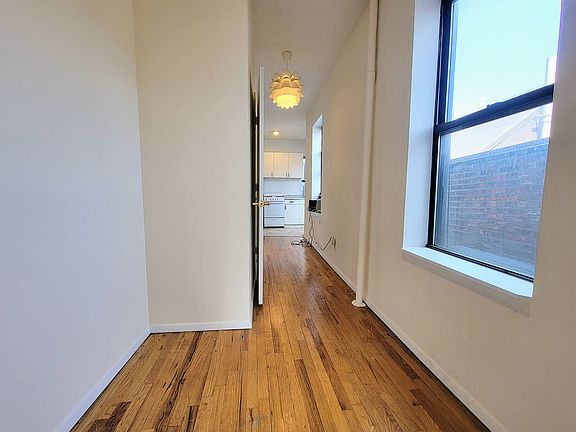 3rd image of 657 10th Ave #U