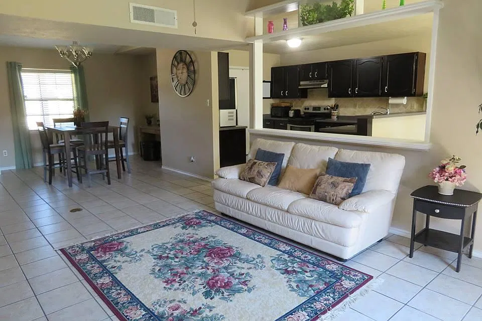 3 bed, 1636 sqft, $1,100 — Photo 2