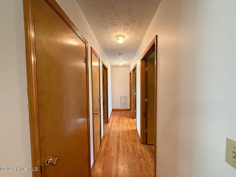315 W Craven Ave — Photo 17