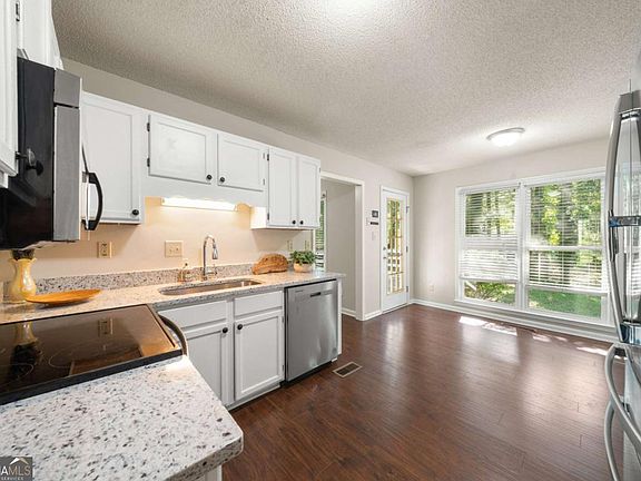 5th image of 3513 Robin Ln
