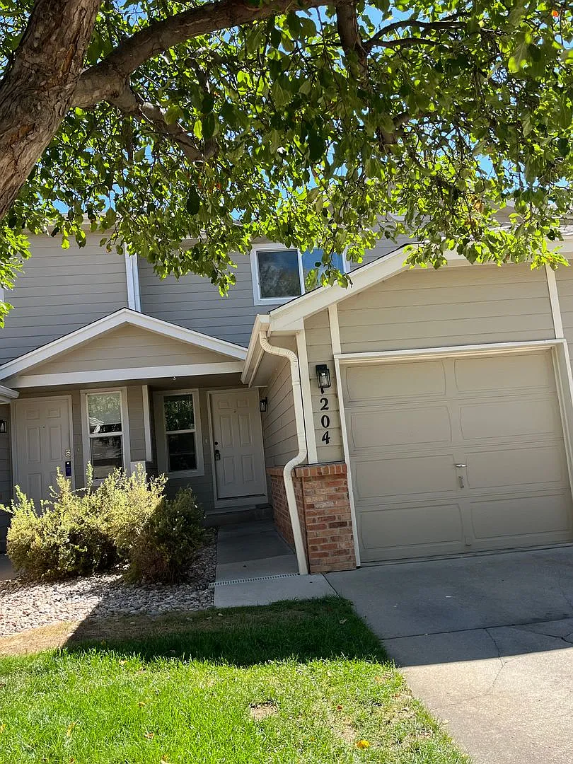 Enjoy New Finishes in this Cozy 3 bed 3 bath Lafayette Townhome. New Paint New Flooring — Photo 1