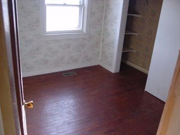 4th image of 108 N Mill St