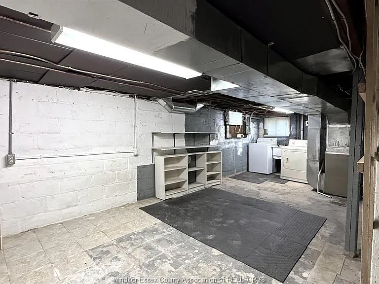 1424 Wyandotte St W — Photo 23