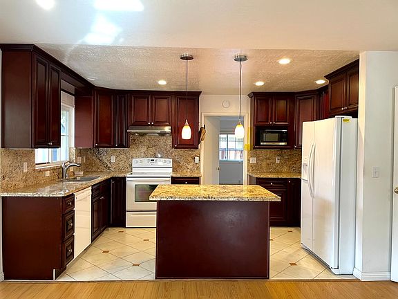 3rd image of 1063 S Bernardo Ave