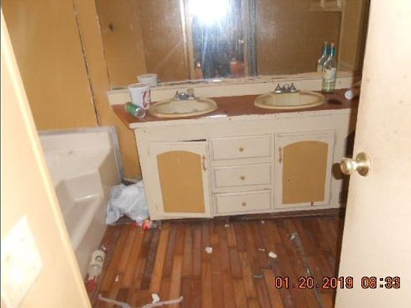 5th image of 485 Carlyene Dr