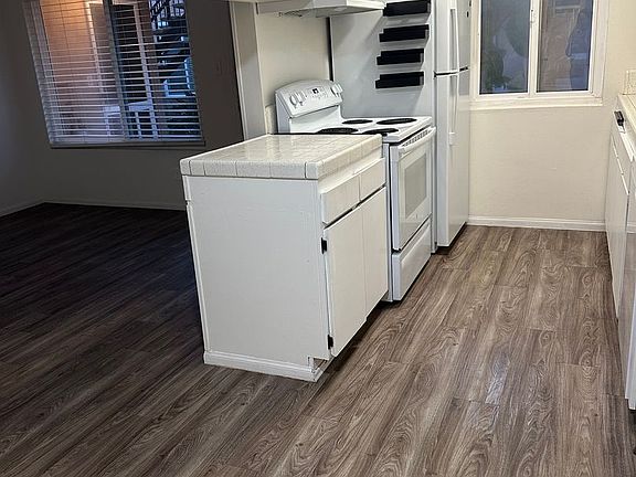 2nd image of 5055 Saratoga Ave #4