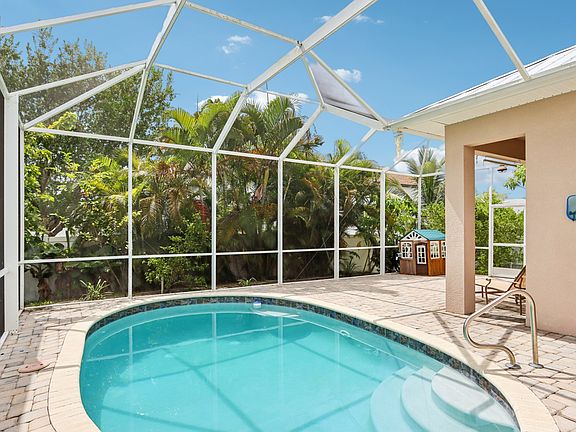 Private pool. Screened.