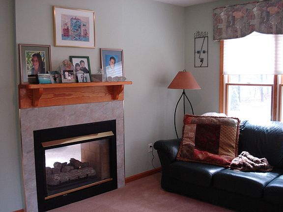 Den/office w/2sided fireplace