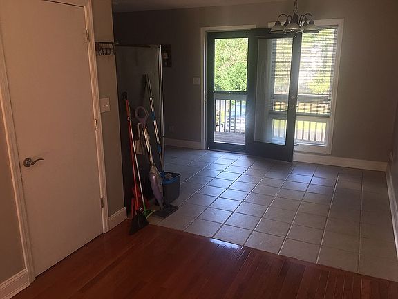 4th image of Lakeview Dr E