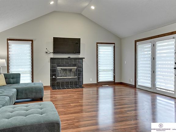 3rd image of 15108 Lake St