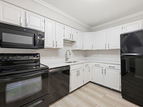3rd image of 2141 P St NW APT 405