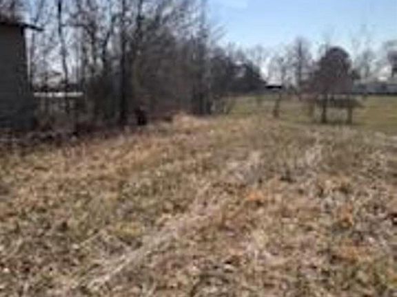 5th image of 739 Armstrong Rd