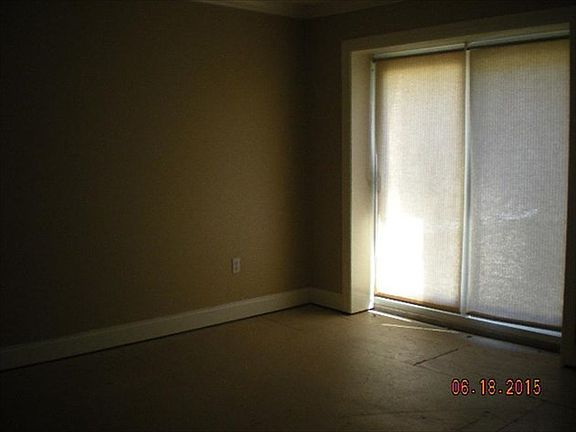4th image of 2621 Edgewater Dr