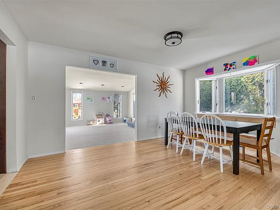 5th image of 34 Roxbury Road