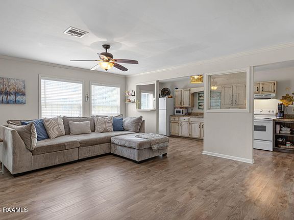4th image of 208 Pembroke Ln