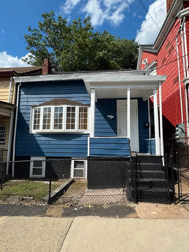 3 bed, $2,372 — Photo 1