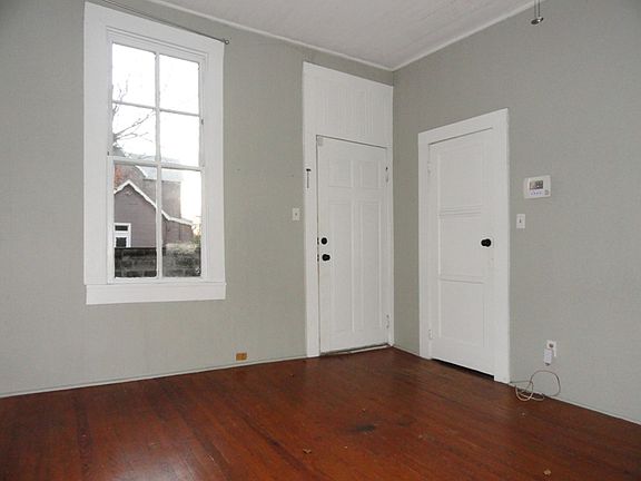 5th image of 652 1/2 N Wood Ave