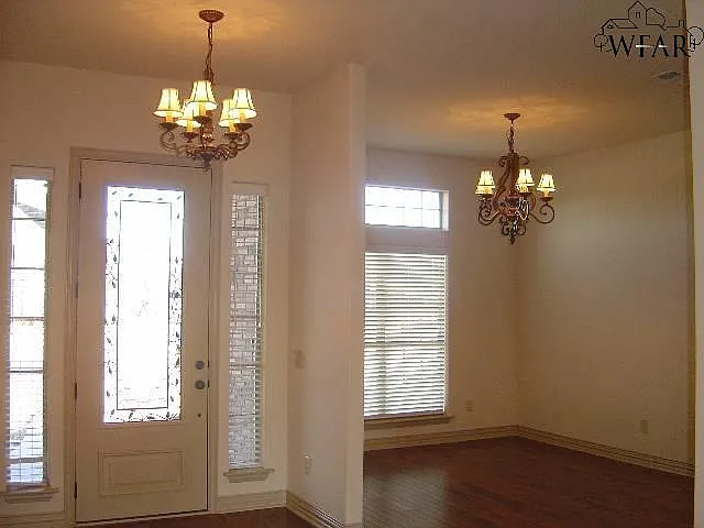 4 bed, 2.5 bath, 2395 sqft, $3,200 — Photo 3