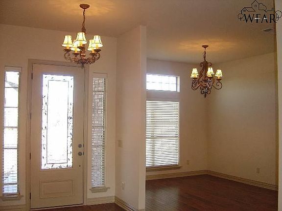 3rd image of 8 Maplewood Ct