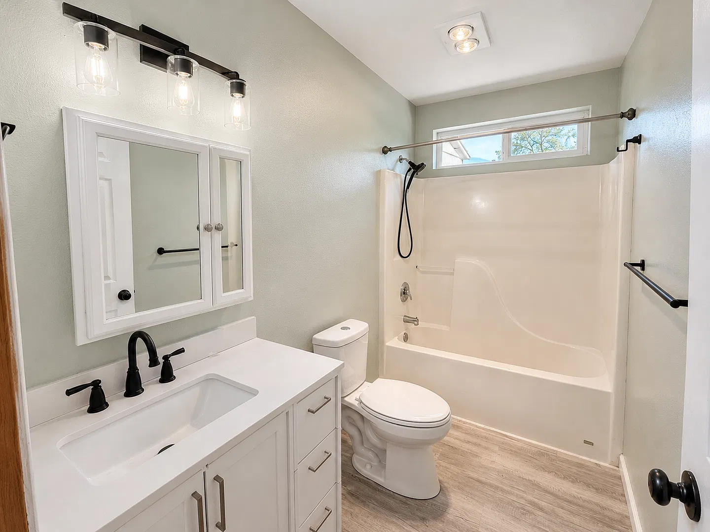 Gorgeous Modern Living In Ne Bend — Photo 3