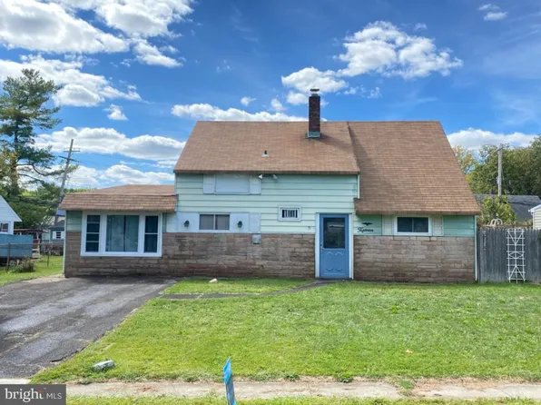 15 Robin Hill Ln, Levittown, PA 19055