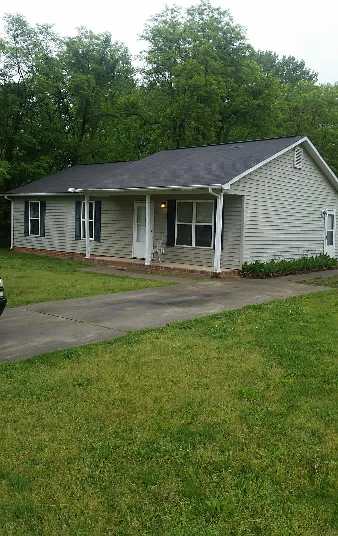 3 bed, 1.5 bath, 1092 sqft, $1,499 — Photo 1