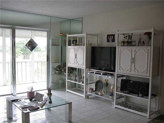 5th image of 950 Hillcrest Dr APT 515