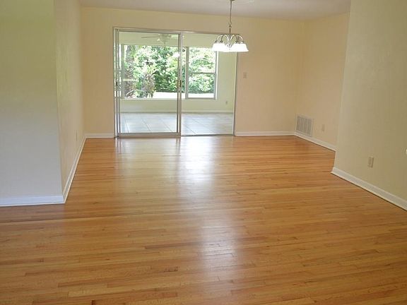5th image of 2121 Peel Ave