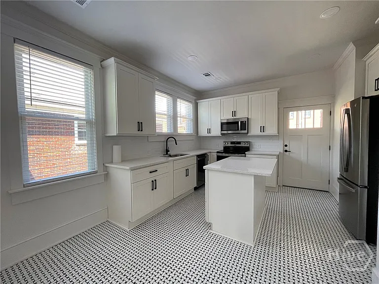1014 E Anderson St — Photo 7